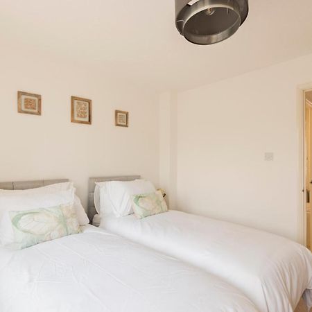 Surrey Stays - 2 Bedroom House, Rh1, Contractors Welcome, Sleeps 5 Max, 2 Parking Spaces, Near Town Centre, Train Station And Gatwick Airport Redhill  Exterior foto